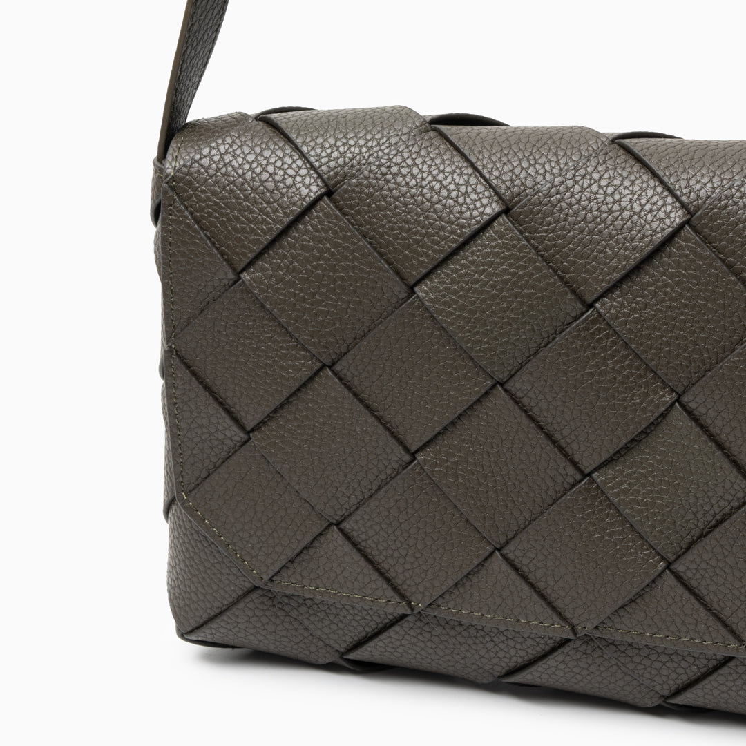 Die Danica Crossbody-Tasche aus gewebtem Leder