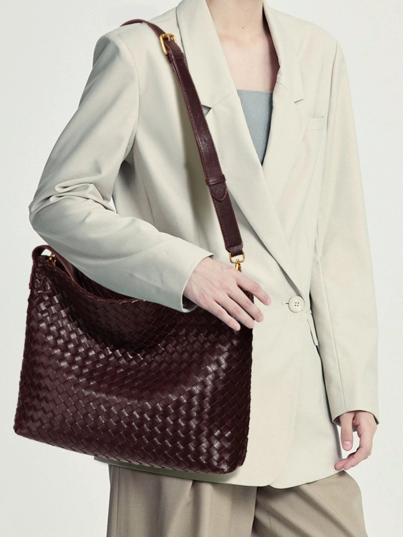 Brown Woven Shoulder Bag – Timeless Craftsmanship with Modern Ease