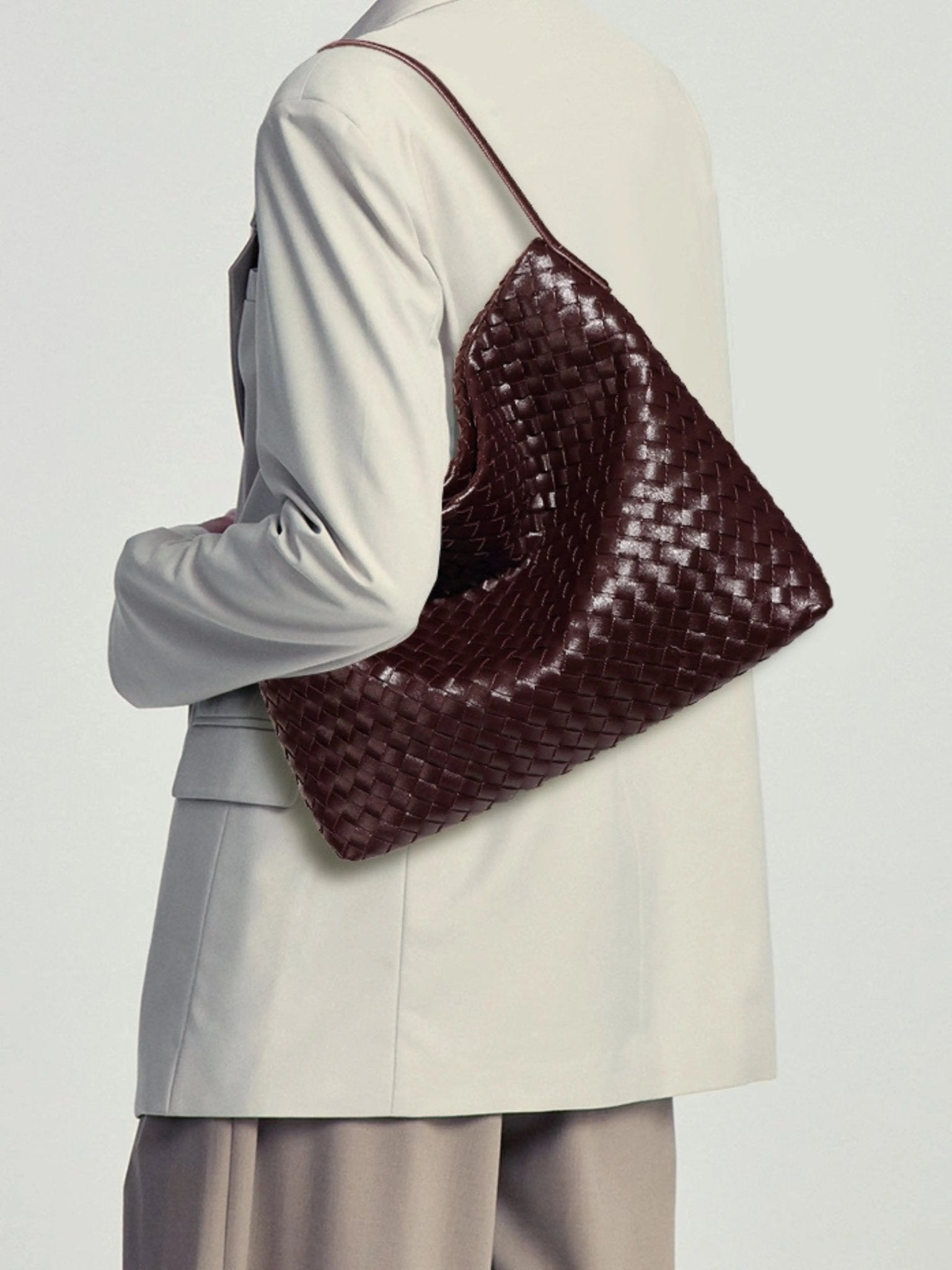 Brown Woven Shoulder Bag – Timeless Craftsmanship with Modern Ease
