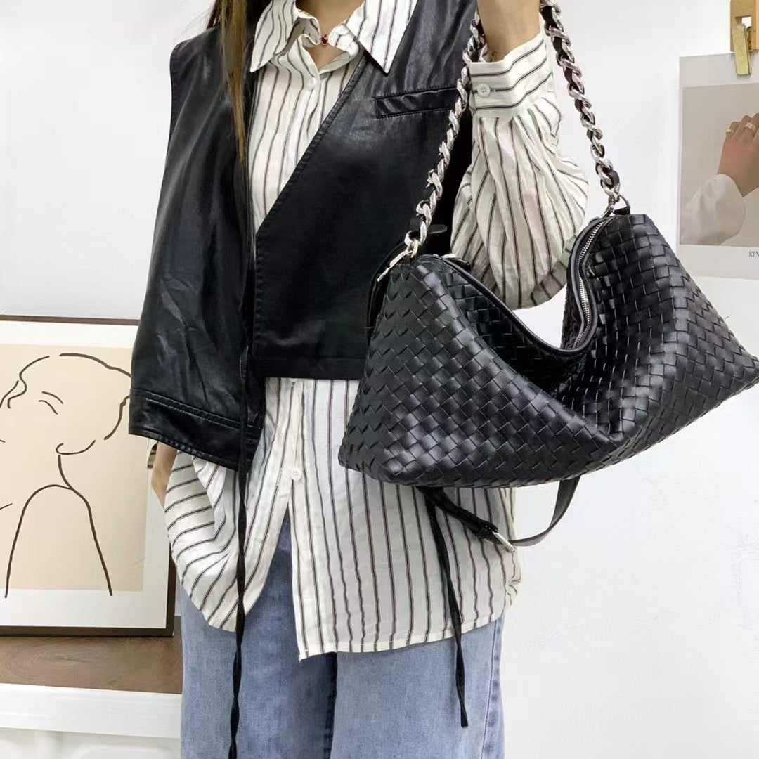 Aria Schultertasche mit gewebter Kette – Schwarz