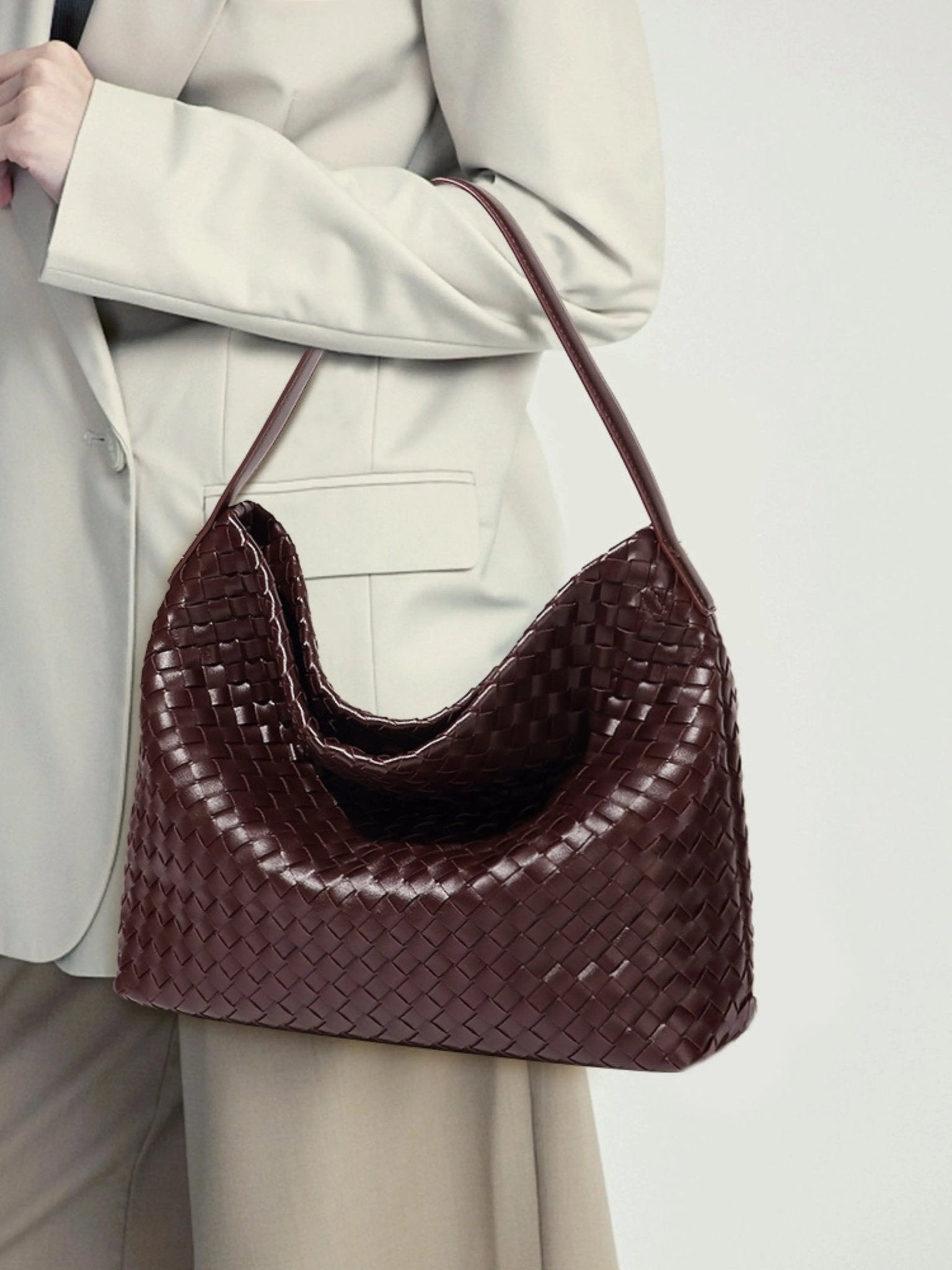 Brown Woven Shoulder Bag – Timeless Craftsmanship with Modern Ease