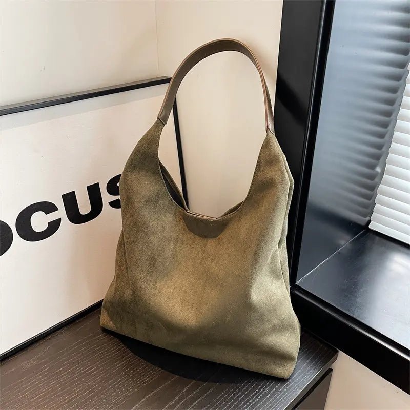 Black Minimalist Hobo Bag – Sleek Design with Effortless Versatility